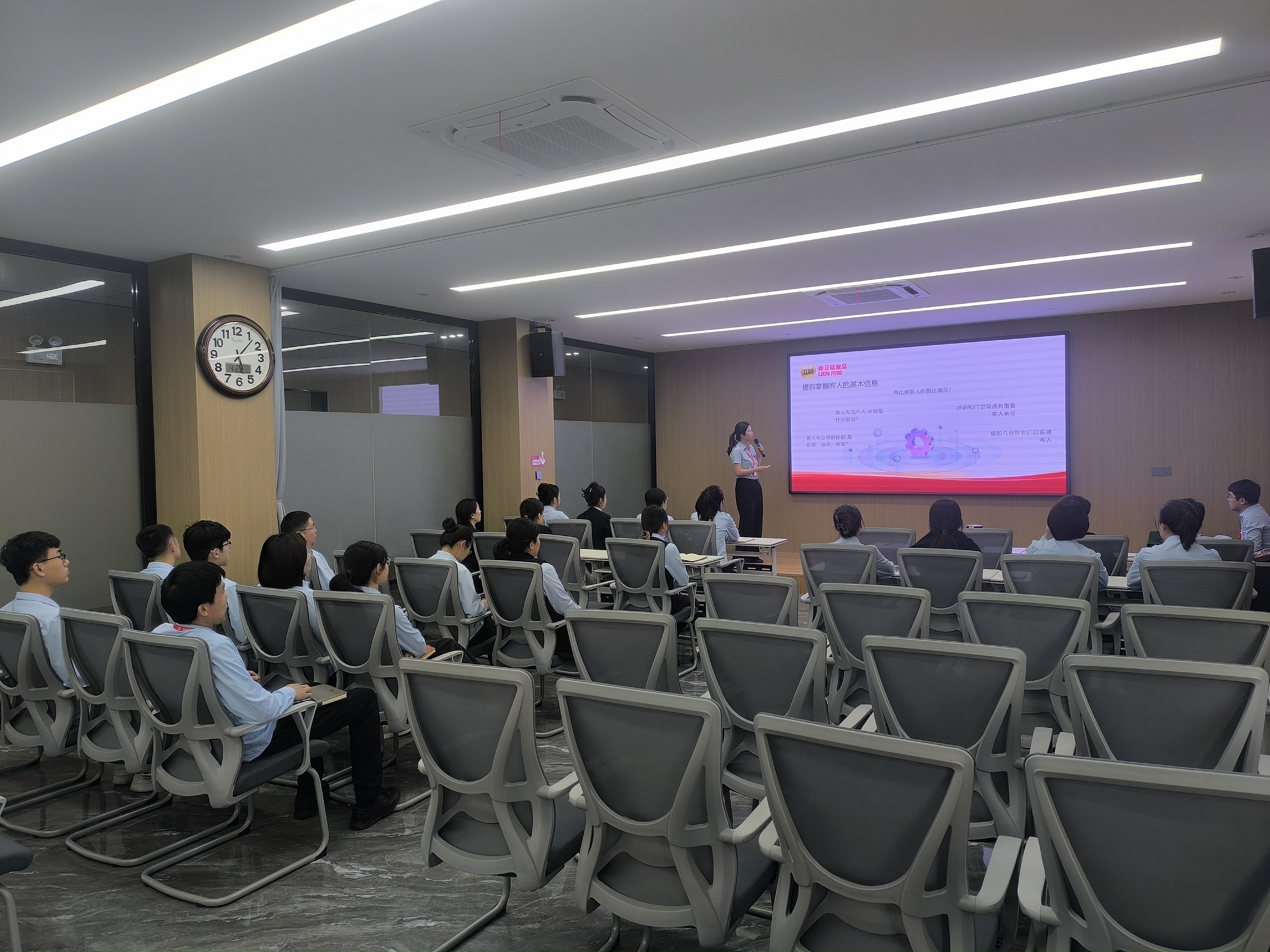 Xinlixin Foods conducts a special training session on business etiquette.